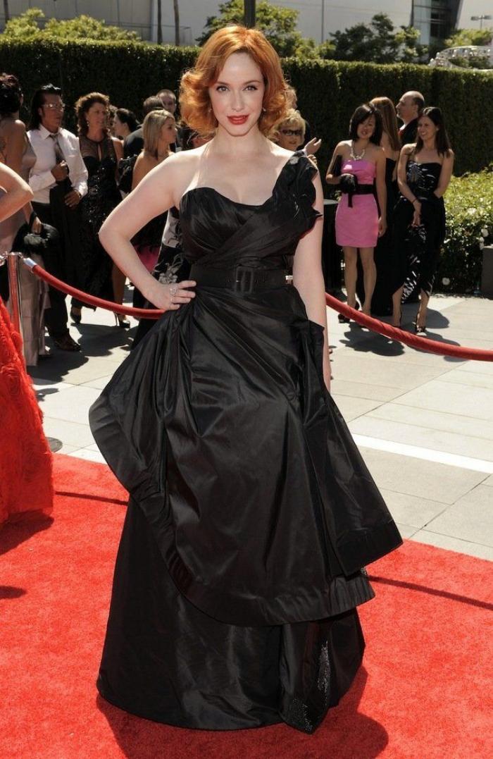 Pérez Reverte indigna en Twitter por su columna sobre Christina Hendricks: "Ya saben. La de las tetas grandes"