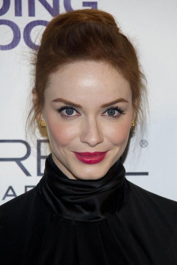 Pérez Reverte indigna en Twitter por su columna sobre Christina Hendricks: "Ya saben. La de las tetas grandes"