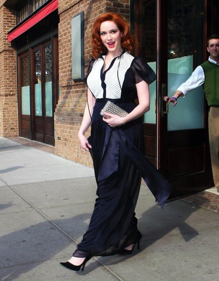 Pérez Reverte indigna en Twitter por su columna sobre Christina Hendricks: "Ya saben. La de las tetas grandes"