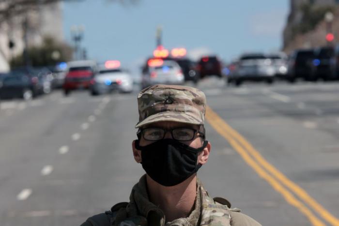 Un hombre estrella un vehículo ardiendo contra una barricada del Capitolio y abre fuego antes de suicidarse