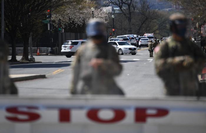 Un hombre estrella un vehículo ardiendo contra una barricada del Capitolio y abre fuego antes de suicidarse