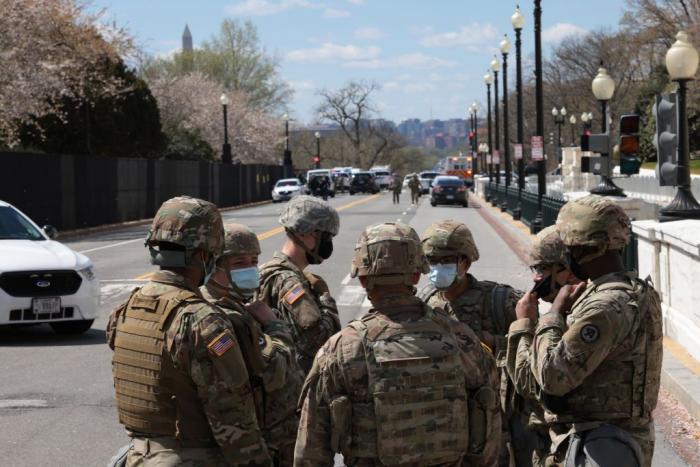 Un hombre estrella un vehículo ardiendo contra una barricada del Capitolio y abre fuego antes de suicidarse