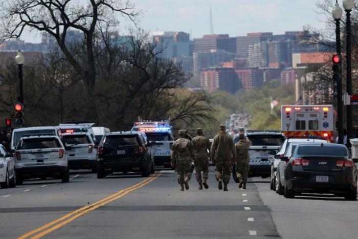 Un hombre estrella un vehículo ardiendo contra una barricada del Capitolio y abre fuego antes de suicidarse