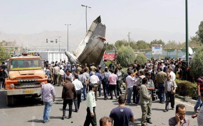 Accidente de avión en Irán: al menos cuarenta muertos al estrellarse un avión en Teherán (FOTOS)