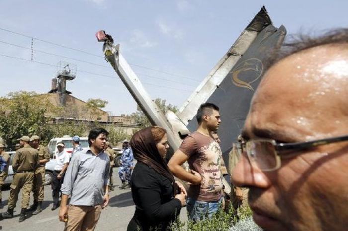 Accidente de avión en Irán: al menos cuarenta muertos al estrellarse un avión en Teherán (FOTOS)