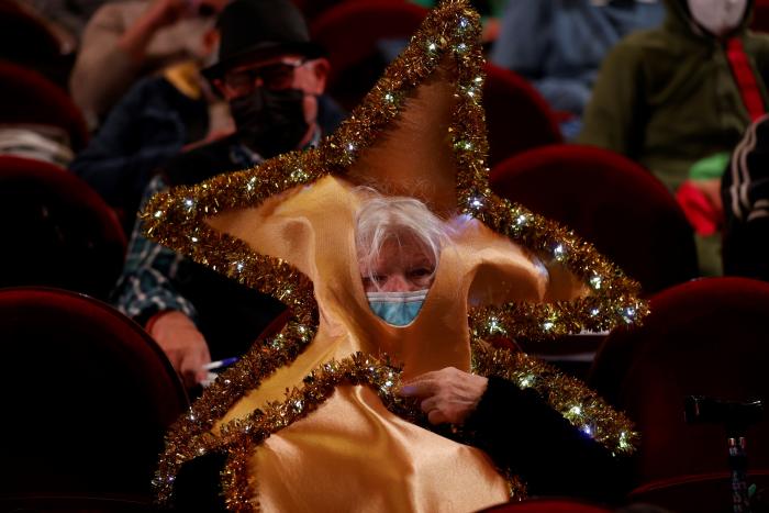 Manoli, la anciana del grupo que ya hace cola para el sorteo de Navidad