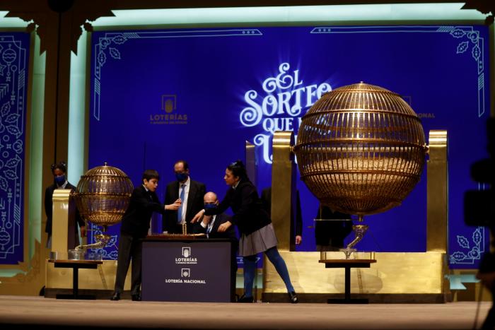 Manoli, la anciana del grupo que ya hace cola para el sorteo de Navidad