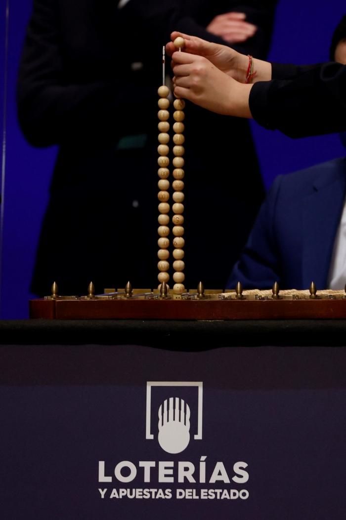 Manoli, la anciana del grupo que ya hace cola para el sorteo de Navidad