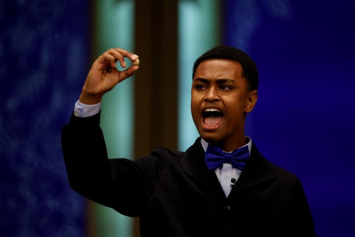 Manoli, la anciana del grupo que ya hace cola para el sorteo de Navidad