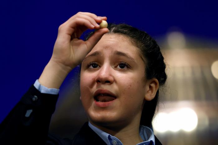 Manoli, la anciana del grupo que ya hace cola para el sorteo de Navidad