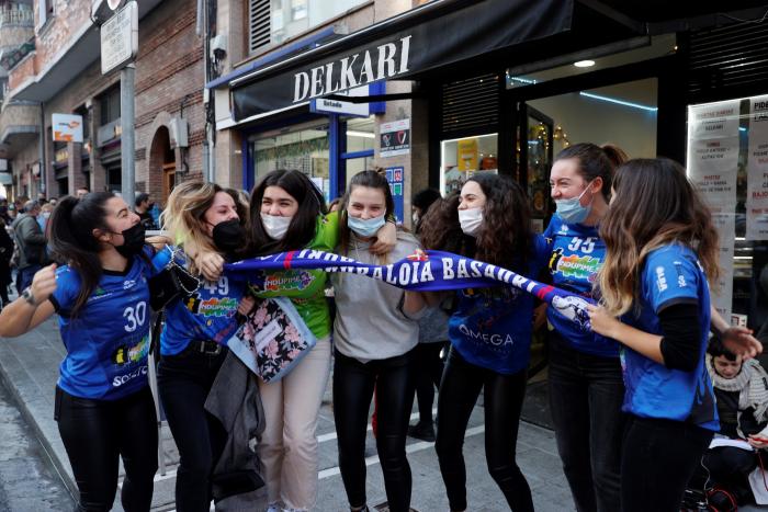 Manoli, la anciana del grupo que ya hace cola para el sorteo de Navidad