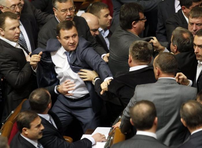 A puñetazos en el Parlamento de Ucrania (VÍDEO)