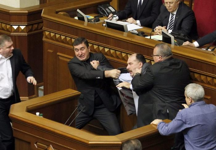 A puñetazos en el Parlamento de Ucrania (VÍDEO)