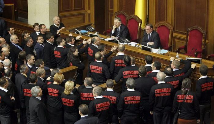 A puñetazos en el Parlamento de Ucrania (VÍDEO)