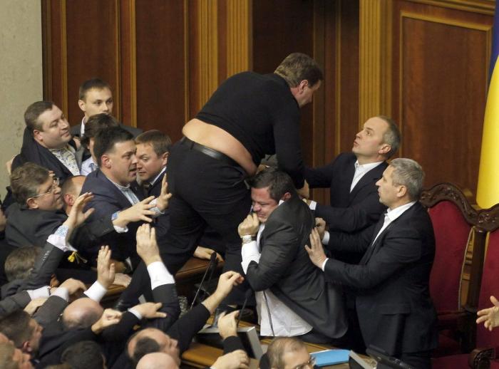 A puñetazos en el Parlamento de Ucrania (VÍDEO)