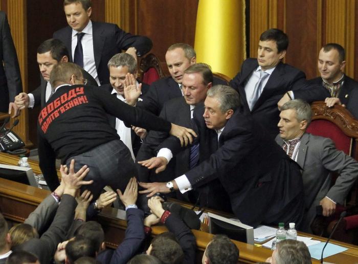 A puñetazos en el Parlamento de Ucrania (VÍDEO)