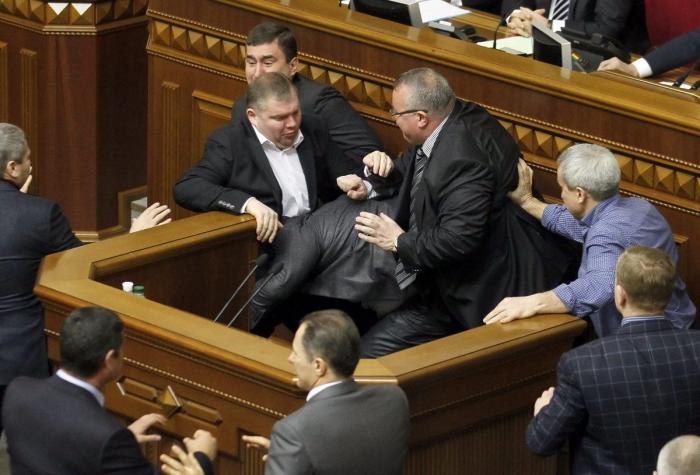 A puñetazos en el Parlamento de Ucrania (VÍDEO)