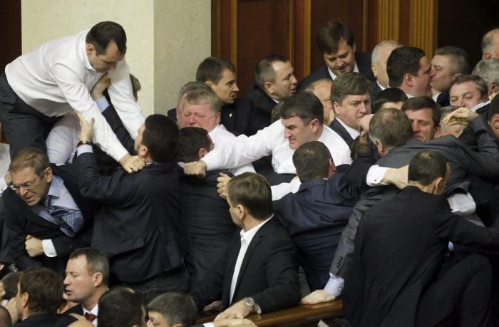 A puñetazos en el Parlamento de Ucrania (VÍDEO)