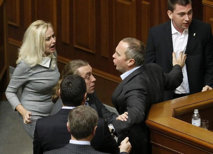 A puñetazos en el Parlamento de Ucrania (VÍDEO)