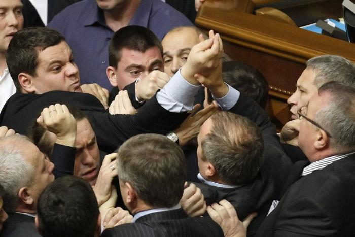 A puñetazos en el Parlamento de Ucrania (VÍDEO)