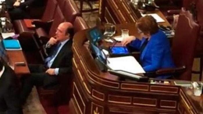 A Celia Villalobos le preguntan por el espionaje y aprovecha para mandar este 'recado' a Joan Baldoví