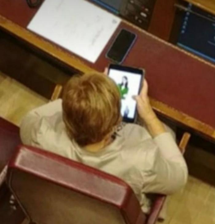 A Celia Villalobos le preguntan por el espionaje y aprovecha para mandar este 'recado' a Joan Baldoví