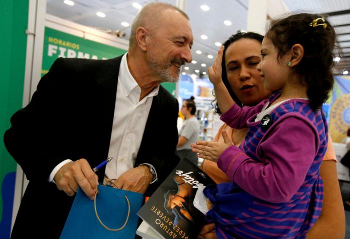 La lección de una madre a una hija que presenció Pérez-Reverte y que está arrasando en Twitter