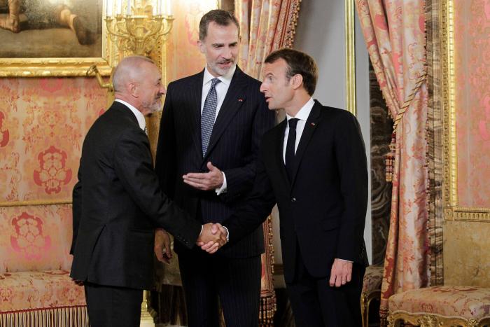 La lección de una madre a una hija que presenció Pérez-Reverte y que está arrasando en Twitter