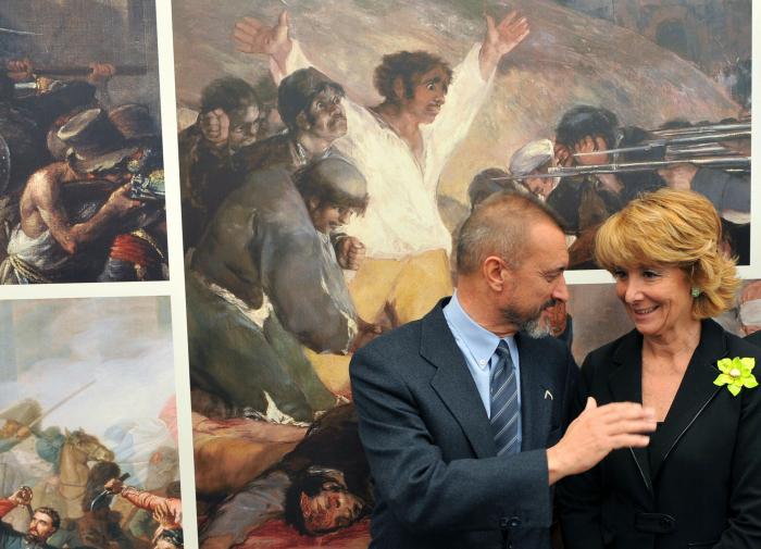 La lección de una madre a una hija que presenció Pérez-Reverte y que está arrasando en Twitter