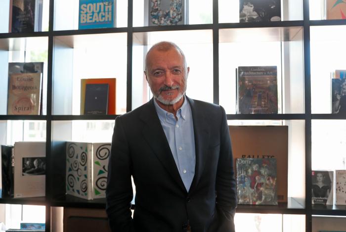 La lección de una madre a una hija que presenció Pérez-Reverte y que está arrasando en Twitter