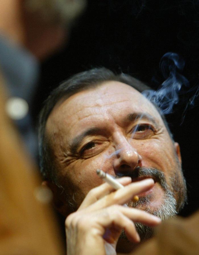 La lección de una madre a una hija que presenció Pérez-Reverte y que está arrasando en Twitter