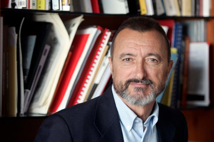 La lección de una madre a una hija que presenció Pérez-Reverte y que está arrasando en Twitter