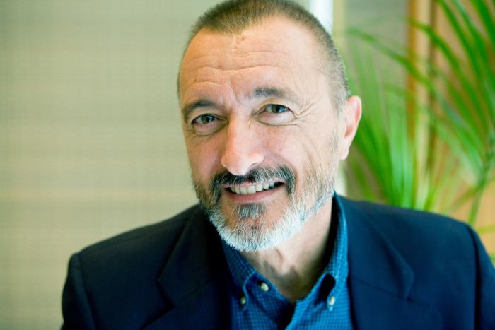 La lección de una madre a una hija que presenció Pérez-Reverte y que está arrasando en Twitter