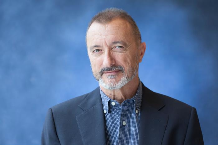 La lección de una madre a una hija que presenció Pérez-Reverte y que está arrasando en Twitter