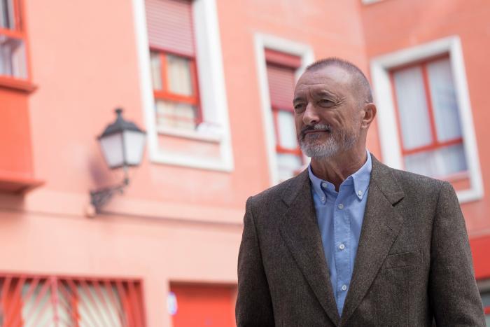 La lección de una madre a una hija que presenció Pérez-Reverte y que está arrasando en Twitter