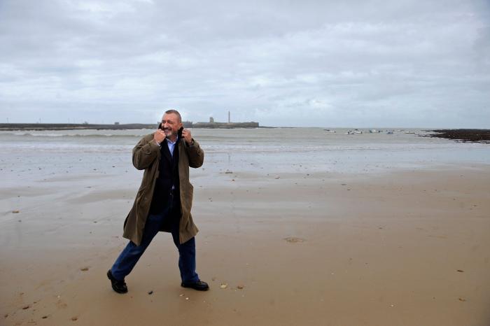 La lección de una madre a una hija que presenció Pérez-Reverte y que está arrasando en Twitter