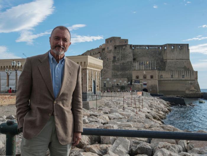 La lección de una madre a una hija que presenció Pérez-Reverte y que está arrasando en Twitter