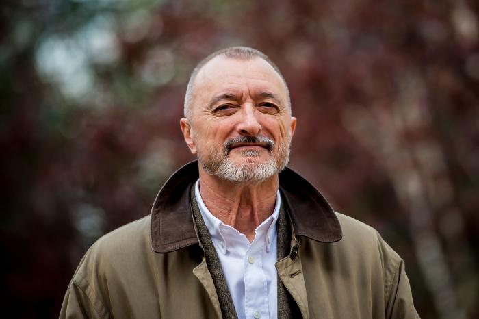 La lección de una madre a una hija que presenció Pérez-Reverte y que está arrasando en Twitter