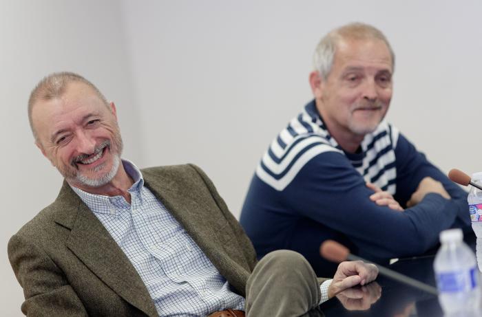 La lección de una madre a una hija que presenció Pérez-Reverte y que está arrasando en Twitter