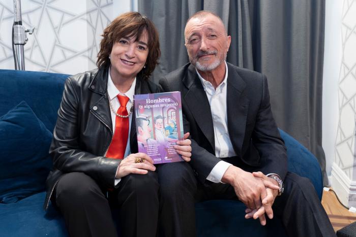 La lección de una madre a una hija que presenció Pérez-Reverte y que está arrasando en Twitter