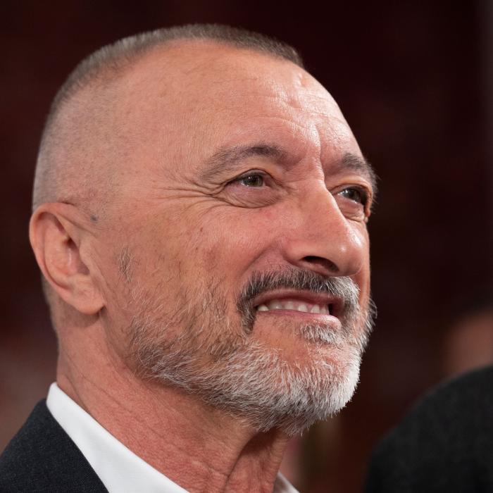 La lección de una madre a una hija que presenció Pérez-Reverte y que está arrasando en Twitter