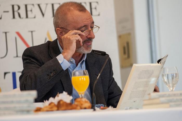 La lección de una madre a una hija que presenció Pérez-Reverte y que está arrasando en Twitter