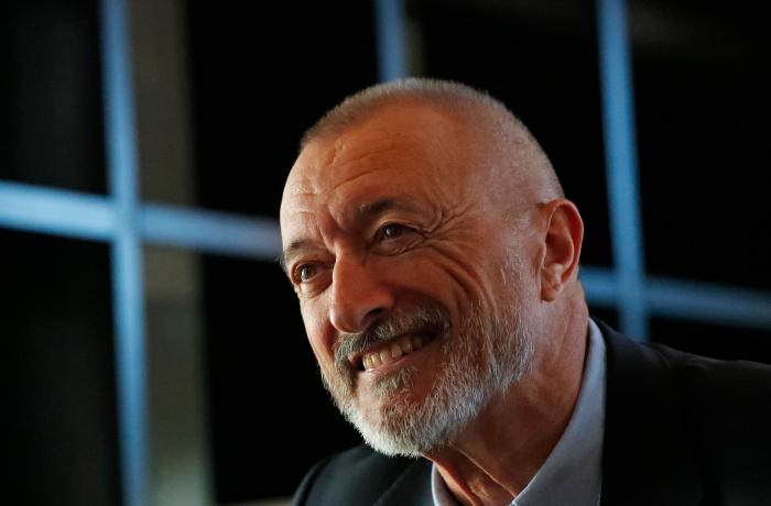 La lección de una madre a una hija que presenció Pérez-Reverte y que está arrasando en Twitter