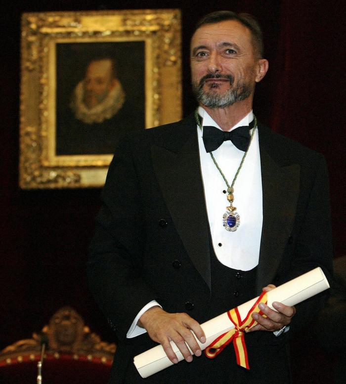 La lección de una madre a una hija que presenció Pérez-Reverte y que está arrasando en Twitter