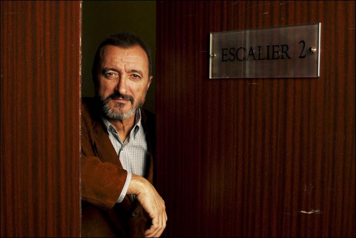 La lección de una madre a una hija que presenció Pérez-Reverte y que está arrasando en Twitter