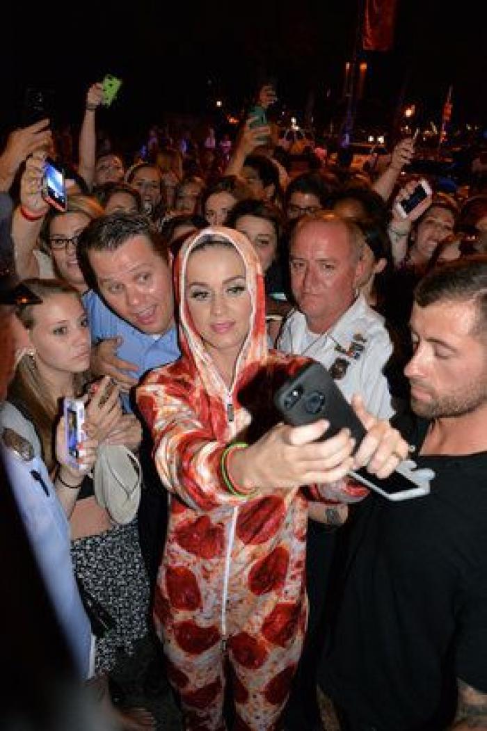 Cara Delevigne y Katy Perry tienen 'mono' de pizza (FOTOS)