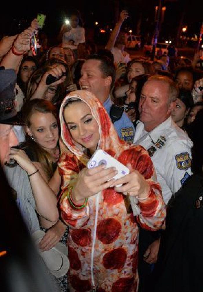 Cara Delevigne y Katy Perry tienen 'mono' de pizza (FOTOS)