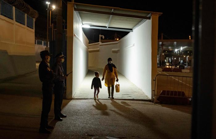 Medio millar de migrantes acceden a España tras un salto masivo a la valla de Melilla