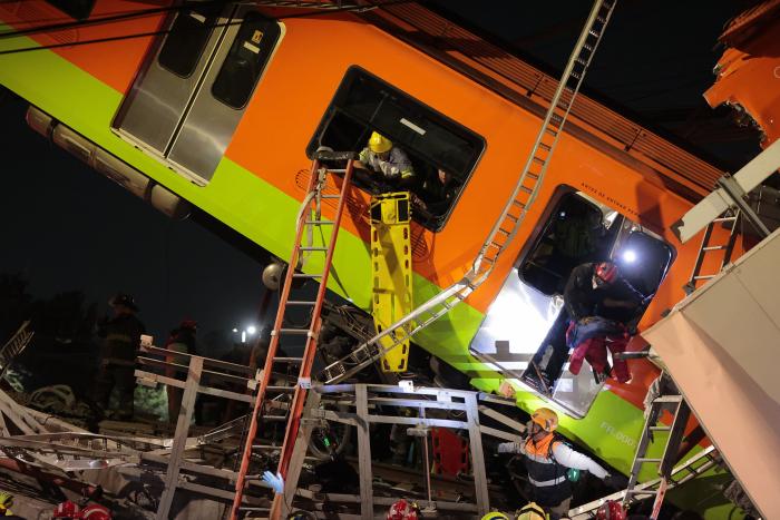 Al menos 15 muertos y 70 heridos al hundirse una vía elevada de metro en Ciudad de México