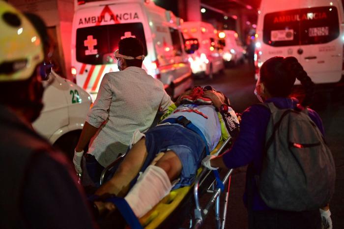 Al menos 15 muertos y 70 heridos al hundirse una vía elevada de metro en Ciudad de México